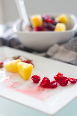 Sağlıklı ev yapımı yabanmersinli dondurma (dondurma, güzel krema) üzerine organik yaban mersini ve meyve sağlıklı vejetaryen diyeti çiğ meyve organik tatlı, sütsüz, glütensiz