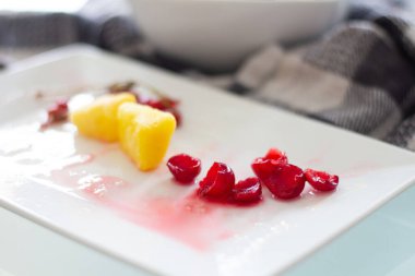 Sağlıklı ev yapımı yabanmersinli dondurma (dondurma, güzel krema) üzerine organik yaban mersini ve meyve sağlıklı vejetaryen diyeti çiğ meyve organik tatlı, sütsüz, glütensiz