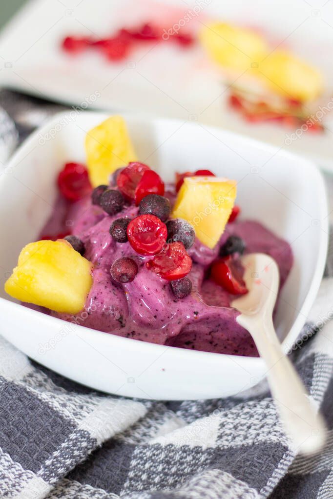 Healthy homemade blueberry ice cream (ice cream, nice cream) topped with organic blueberries and fruit healthy vegetarian diet vegan raw fruit organic delicious dessert, dairy-free, gluten-free