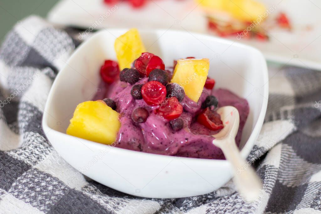 Healthy homemade blueberry ice cream (ice cream, nice cream) topped with organic blueberries and fruit healthy vegetarian diet vegan raw fruit organic delicious dessert, dairy-free, gluten-free