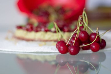 Çiğ Sağlıklı Paleo Avokado Limonlu Kek Muz ve Kirazlı
