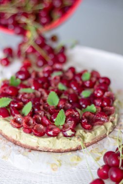 Çiğ Sağlıklı Paleo Avokado Limonlu Kek Muz ve Kirazlı