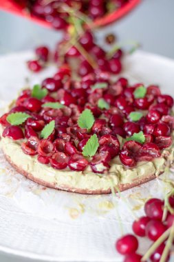 Çiğ Sağlıklı Paleo Avokado Limonlu Kek Muz ve Kirazlı