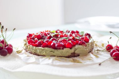 Çiğ Sağlıklı Paleo Avokado Limonlu Kek Muz ve Kirazlı