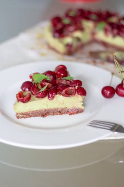 Çiğ Sağlıklı Paleo Avokado Limonlu Kek Muz ve Kirazlı
