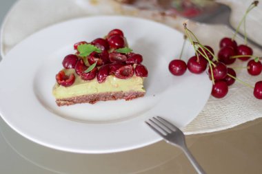Çiğ Sağlıklı Paleo Avokado Limonlu Kek Muz ve Kirazlı