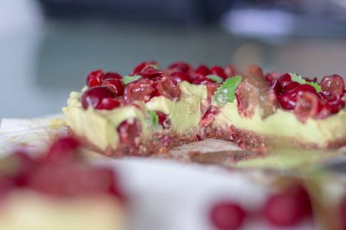 Çiğ Sağlıklı Paleo Avokado Limonlu Kek Muz ve Kirazlı