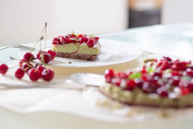 Çiğ Sağlıklı Paleo Avokado Limonlu Kek Muz ve Kirazlı
