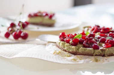 Çiğ Sağlıklı Paleo Avokado Limonlu Kek Muz ve Kirazlı