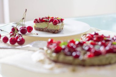 Çiğ Sağlıklı Paleo Avokado Limonlu Kek Muz ve Kirazlı