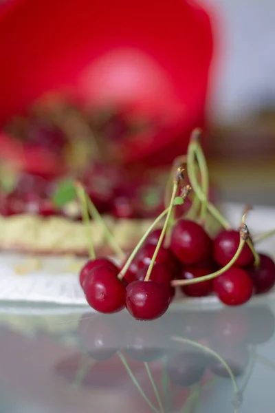 Raw Healthy Paleo Avocado Lemon Cake Mit Banane Und Kirschen — Stockfoto