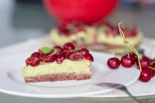 Çiğ Sağlıklı Paleo Avokado Limonlu Kek Muz ve Kirazlı