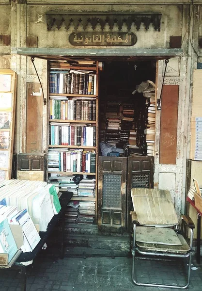 Malé knihkupectví nebo obchod na trhu. Foto, nikdo. — Stock fotografie