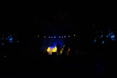 Odessa, Ukrayna. 12 Ağustos 2017. Arcadia. Mavi ışık sahnede üç siluetleri.