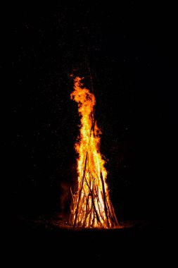 Yaz gecesi. şenlik ateşi yangın ritüel Ivana Kupala