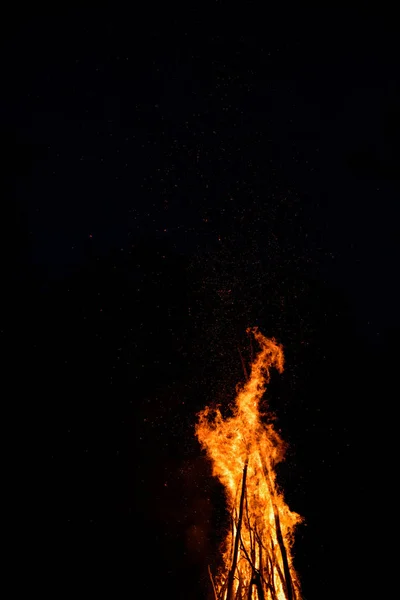 Sen noci svatojánské. rituál ohně oheň Ivana Kupala — Stock fotografie