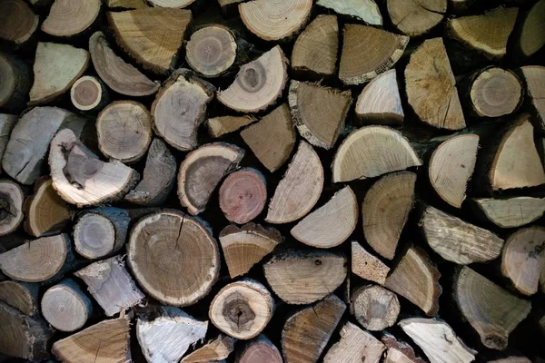 Natural wooden logs cut and stacked in pile, felled by the logging timber industry, Abstract photo of a pile of natural wooden logs background — Stock Photo, Image