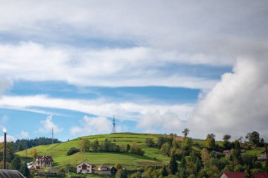 Dağ manzarası ile fırtına bulutları. Dağın tepesinde bir ayağı elektrik yoktur.