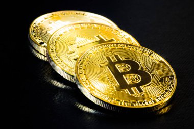 Siyah bir zemin üzerine altın Bitcoin
