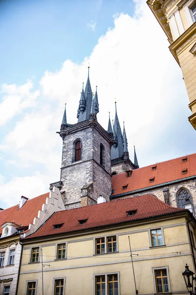 Iglesia gótica Tynsky chram cerca de la plaza Staromestske. Arquitectura gótica de Praga, República Checa . —  Fotos de Stock