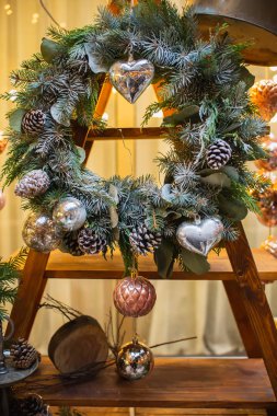 Noel çelenk koniler ve Noel oyuncaklar ahşap bir yapı ile.