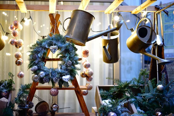 Vánoční věnec s kužely a vánoční hračky na dřevěnou konstrukci. Květináč dekorativní peklo. — Stock fotografie