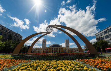Harkov, Ukrayna. 3 Temmuz 2017. Tren istasyonunun önündeki alanda. Güneşli yaz günü.