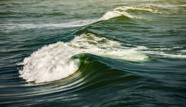 Onda do mar. Onda azul maciça quebra. Com foguete . — Fotografia de Stock