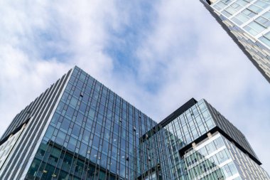 İş Merkezi. Mimari camlar. Gökyüzüne karşı.