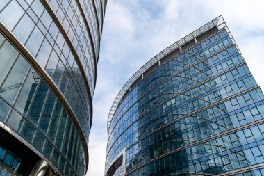 İş Merkezi. Mimari camlar. Gökyüzüne karşı.