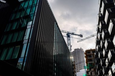 İş Merkezi. Mimari camlar. Gökyüzüne karşı.