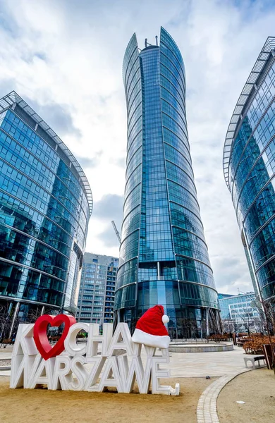 Warsaw Polonya. 18 Şubat 2019. Cam gökdelenler düzensiz şeklin. Alt görünümü. Kurumsal binanın arka plan olarak uygun soyut mimari detay