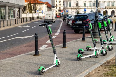 Elektrikli scooter yolun üzerine park etmiş. Warsaw Polonya. 18 Şubat 2019.