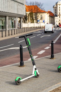 Elektrikli scooter yolun üzerine park etmiş. Warsaw Polonya. 18 Şubat 2019.
