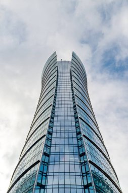 Cam gökdelenler düzensiz şeklin. Alt görünümü. Kurumsal binanın arka plan olarak uygun soyut mimari detay