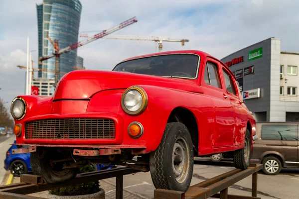 Warschau-Polen. 18. Februar 2019. rotes Retro-Auto auf dem Bahnsteig. — Stockfoto