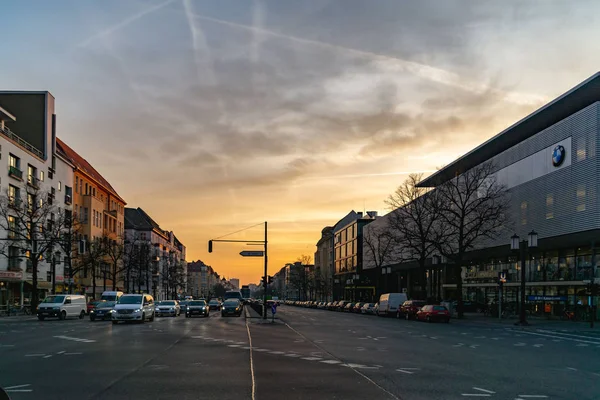 Morgen in Berlin. Stadtansicht der Straße mit Autos. Straßenschild zum Flughafen Tegel. — Stockfoto