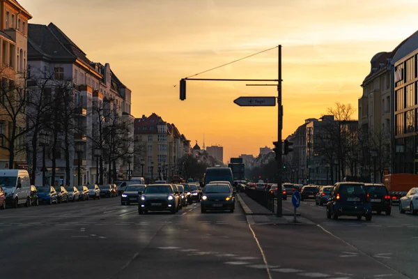 Mañana en Berlín. Vista de la ciudad de la carretera con coches. Señal de tráfico al aeropuerto de Tegel . —  Fotos de Stock