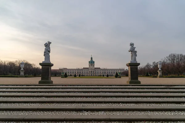 Berlijn, Duitsland. 19 februari 2019. Kasteel Charlottenburg in Berlijn, Duitsland. Uitzicht op het paleis vanuit het Park. — Stockfoto