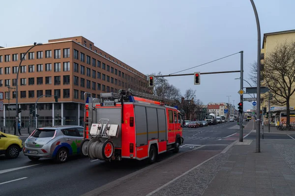 Berlin, Germany. February 19, 2019. Fire engine. Red light traffic light. — Stock Photo, Image