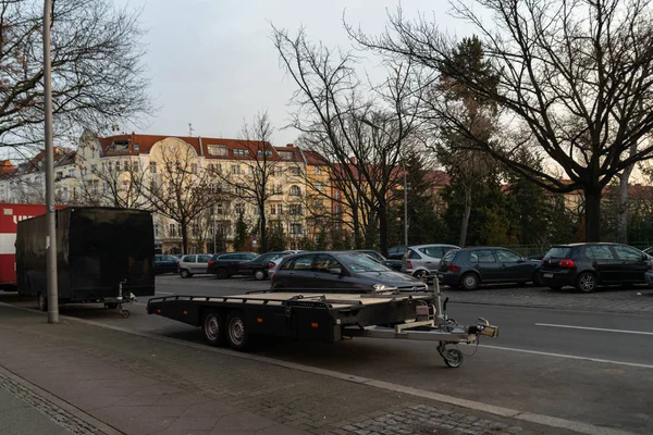 El remolque para el transporte de automóviles no está cargado. Berlín, Alemania. febrero 19, 2019 . —  Fotos de Stock