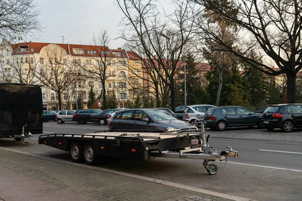 자동차 운송용 트레일러는 로드되지 않습니다. 베를린, 독일. 2019년 2월 19일. — 스톡 사진
