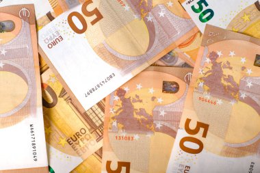 50 Euro 'luk banknotlar halinde, tam çerçeve. Ekonomi ve ticaret sisteminin bir parçası olarak Euro banknotu. Yakın plan.