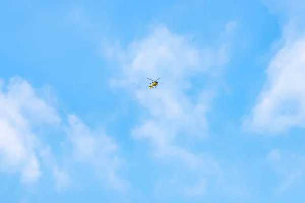 Hélicoptère Militaire Volant Sur Ciel Bleu Nuage Blanc — Photo