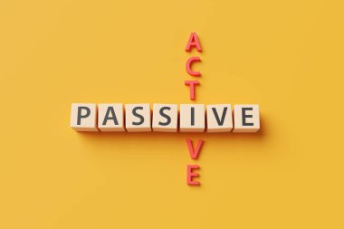 Ahşap bloklar PASSIVE ve kırmızı alfabeler oluşturarak Aktif kelimesinin sarı arkaplanda çapraz bulmaca oluşturduğunu gösteriyor. Gelir akışı ve kişilik kavramının yansıması