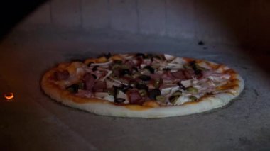 İtalyan pizzası Amatriciana fırında pişiriliyor, geleneksel pizza restoranda ahşap fırında pişiriliyor..