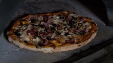 İtalyan pizzası Amatriciana fırında pişiriliyor, geleneksel pizza restoranda ahşap fırında pişiriliyor..