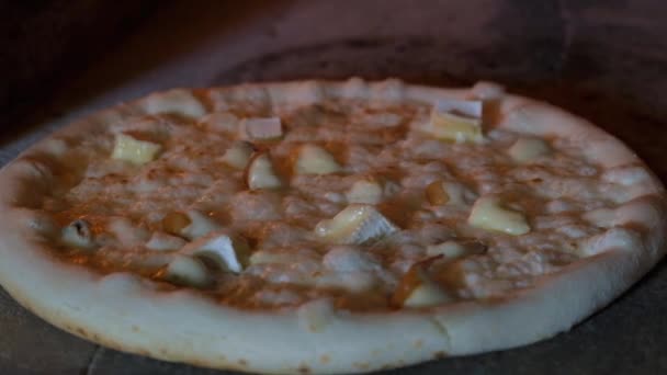 4つのチーズとイタリアのピザはオーブンで調理され、伝統的なピザ料理はレストランで薪オーブンで調理されます。. — ストック動画