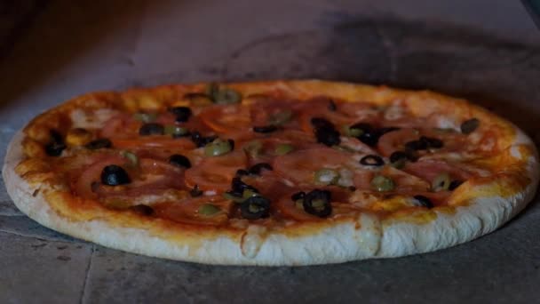 Italienische Pizza mit Tomaten wird im Ofen gekocht, traditionelle Pizzazubereitung im Holzofen im Restaurant. — Stockvideo