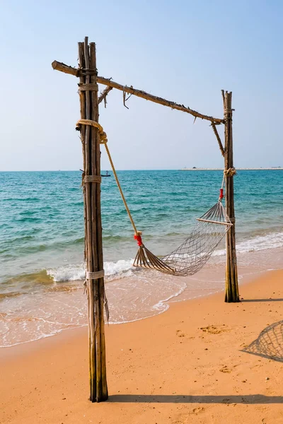 Romantisk mysig hängmatta på den tropiska stranden vid havet. Lugn och ro i havet. Slappna av, resekoncept, resor. — Stockfoto